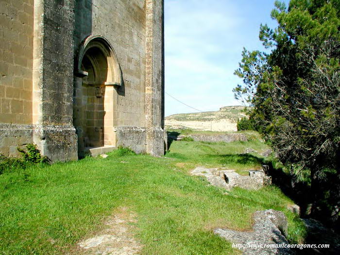 PORTADA A LOS PIES DEL MURO NORTE. ANTE ELLA, TUMBAS ANTROPOMORFAS